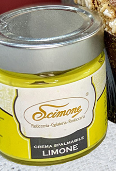 Handgemachte Panettone mit Zitronencreme